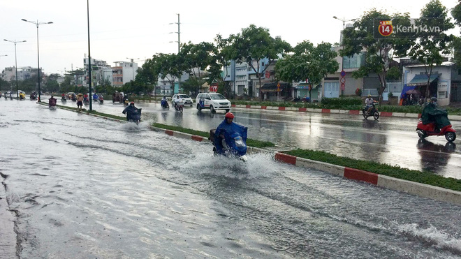 Mưa lớn bất chợt chiều 30/4, người Sài Gòn dắt xe đi bộ trên đường do chết máy
